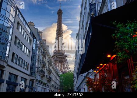 Torre Eiffel, Rue Saint-Dominique, Parigi, Francia. Foto Stock
