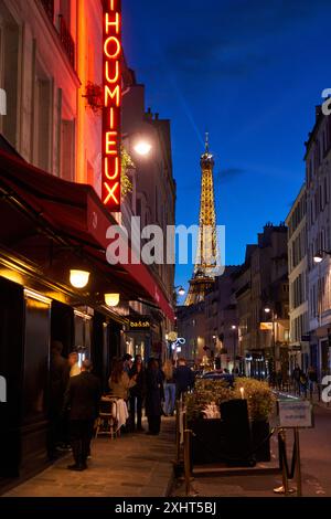 Torre Eiffel, Rue Saint-Dominique, Parigi, Francia. Foto Stock