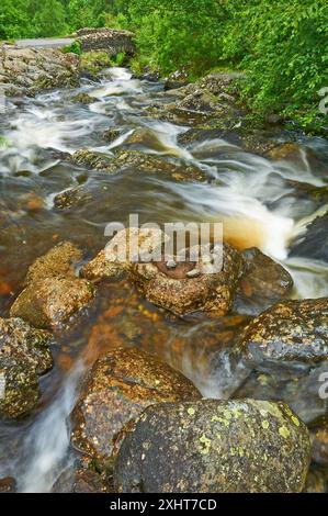 Ashness Bridge, un tradizionale ponte di classe 2 in pietra che attraversa Barrow Beck nel Lake District Foto Stock