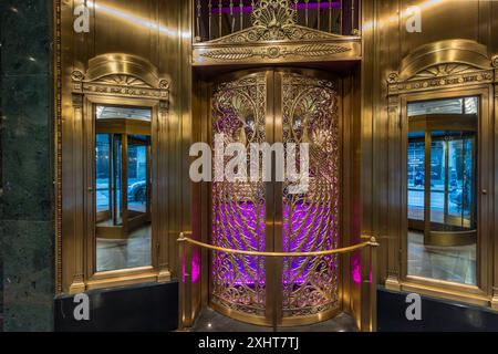 Le porte in bronzo forgiate a mano del Palmer House Hilton Hotel sono decorate con pavoni e disegnate da Louis comfort Tiffany. East Monroe Street, Chicago, Illinois, Stati Uniti Foto Stock