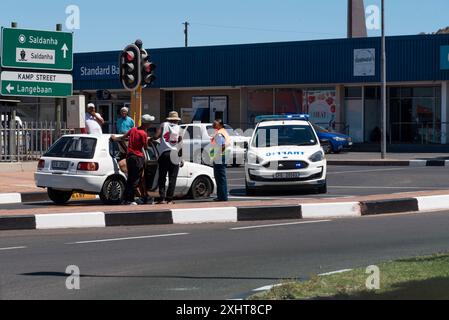 Saldanha, capo occidentale, Sudafrica. 18.02.2024. Polizia che assiste all'incidente alle luci traaffiche. Foto Stock