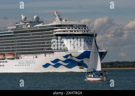 Southampton Water, Inghilterra, Regno Unito. 14. 07.2024. La nave da crociera Regal Princess in navigazione lungo Southampton Water verso il mare aperto. Foto Stock