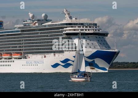 Southampton Water, Inghilterra, Regno Unito. 14. 07.2024. La nave da crociera Regal Princess in navigazione lungo Southampton Water verso il mare aperto. Foto Stock