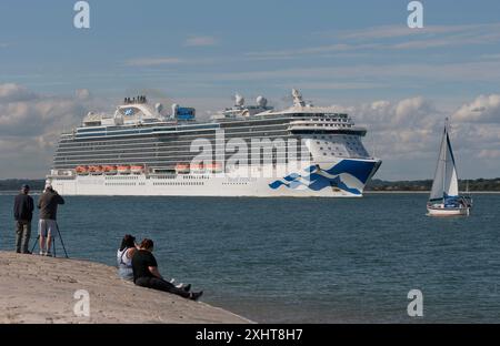 Southampton Water, Inghilterra, Regno Unito. 14. 07.2024. La nave da crociera Regal Princess in navigazione lungo Southampton Water verso il mare aperto. Foto Stock