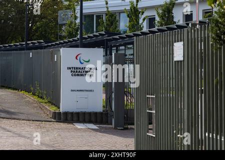 DAS International Paralympic Commitee IPC a Bonn. DAS Internationale Olympische Commitee IPC am Hauptsitz im neuen Gebäude in der Dahlmannstraße a Bonn. Zuvor War dort die Landesvertretung von Nordrhein Westfalen NRW im ehemaligen Regierungsviertel untergebracht. Bonn Gronau Nordrhein-Westfalen Deutschland *** il Comitato Paralimpico Internazionale IPC a Bonn il Comitato Olimpico Internazionale IPC presso la sua sede nel nuovo edificio a Dahlmannstraße a Bonn in precedenza, la rappresentanza statale della Renania settentrionale-Vestfalia NRW era ospitata lì nell'ex distretto governativo di Bonn Gronau Foto Stock