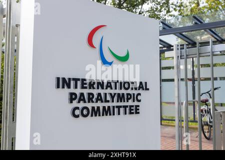 DAS International Paralympic Commitee IPC a Bonn. DAS Internationale Olympische Commitee IPC am Hauptsitz im neuen Gebäude in der Dahlmannstraße a Bonn. Zuvor War dort die Landesvertretung von Nordrhein Westfalen NRW im ehemaligen Regierungsviertel untergebracht. Bonn Gronau Nordrhein-Westfalen Deutschland *** il Comitato Paralimpico Internazionale IPC a Bonn il Comitato Olimpico Internazionale IPC presso la sua sede nel nuovo edificio a Dahlmannstraße a Bonn in precedenza, la rappresentanza statale della Renania settentrionale-Vestfalia NRW era ospitata lì nell'ex distretto governativo di Bonn Gronau Foto Stock