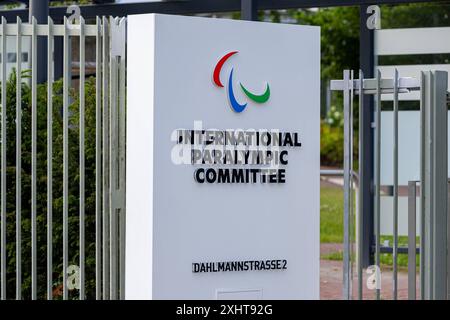 DAS International Paralympic Commitee IPC a Bonn. DAS Internationale Olympische Commitee IPC am Hauptsitz im neuen Gebäude in der Dahlmannstraße a Bonn. Zuvor War dort die Landesvertretung von Nordrhein Westfalen NRW im ehemaligen Regierungsviertel untergebracht. Bonn Gronau Nordrhein-Westfalen Deutschland *** il Comitato Paralimpico Internazionale IPC a Bonn il Comitato Olimpico Internazionale IPC presso la sua sede nel nuovo edificio a Dahlmannstraße a Bonn in precedenza, la rappresentanza statale della Renania settentrionale-Vestfalia NRW era ospitata lì nell'ex distretto governativo di Bonn Gronau Foto Stock