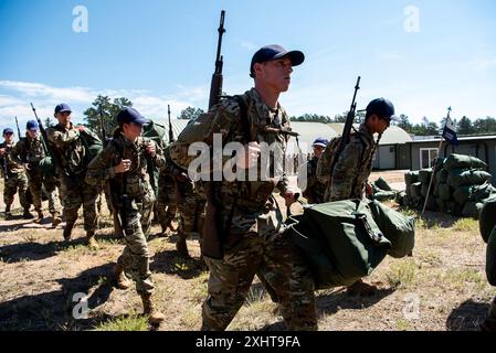 U.S. AIR FORCE ACADEMY, col. -- allievi cadetti base della classe del 2028, guidati dall'Academy Cadet Cadre, marciano verso Jacks Valley per la seconda fase del Basic Cadet Training (BCT) il 15 luglio 2024 presso la U.S. Air Force Academy a Colorado Springs, col. La seconda fase di BCT porta i cadetti nella Jacks Valley dell'Accademia, spingendoli fino ai loro limiti fisici per costruire fiducia in se stessi, abilità di squadra, addestramento tattico e armi da fuoco. (Foto U.S. Air Force di Trevor Cokley) Foto Stock