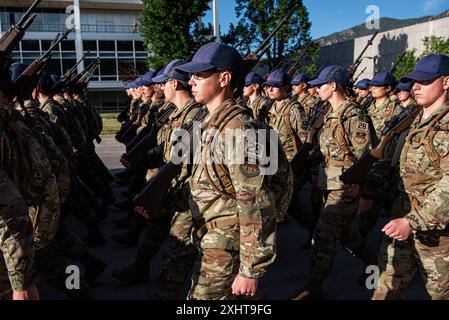 U.S. AIR FORCE ACADEMY, col. -- allievi cadetti base della classe del 2028, guidati dall'Academy Cadet Cadre, marciano verso Jacks Valley per la seconda fase del Basic Cadet Training (BCT) il 15 luglio 2024 presso la U.S. Air Force Academy a Colorado Springs, col. La seconda fase di BCT porta i cadetti nella Jacks Valley dell'Accademia, spingendoli fino ai loro limiti fisici per costruire fiducia in se stessi, abilità di squadra, addestramento tattico e armi da fuoco. (Foto U.S. Air Force di Trevor Cokley) Foto Stock