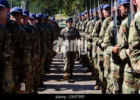 U.S. AIR FORCE ACADEMY, col. -- allievi cadetti base della classe del 2028, guidati dall'Academy Cadet Cadre, marciano verso Jacks Valley per la seconda fase del Basic Cadet Training (BCT) il 15 luglio 2024 presso la U.S. Air Force Academy a Colorado Springs, col. La seconda fase di BCT porta i cadetti nella Jacks Valley dell'Accademia, spingendoli fino ai loro limiti fisici per costruire fiducia in se stessi, abilità di squadra, addestramento tattico e armi da fuoco. (Foto U.S. Air Force di Trevor Cokley) Foto Stock