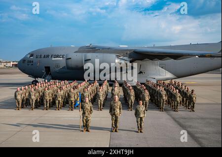 Aviatori assegnati al 911th Maintenance Group, posa per una foto di gruppo sulla flightline presso la Pittsburgh International Airport Air Reserve Station, Pennsylvania, 13 luglio 2024. Il 911th MXG è costituito dal 911th Maintenance Squadron, dal 911th Aircraft Maintenance Squadron e dal 911th Maintenance Operations Flight. (Foto U.S. Air Force di staff Sgt. James Fritz) Foto Stock