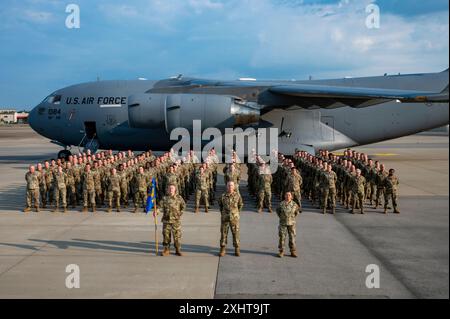 Aviatori assegnati al 911th Maintenance Group, posa per una foto di gruppo sulla flightline presso la Pittsburgh International Airport Air Reserve Station, Pennsylvania, 13 luglio 2024. Il 911th MXG è costituito dal 911th Maintenance Squadron, dal 911th Aircraft Maintenance Squadron e dal 911th Maintenance Operations Flight. (Foto U.S. Air Force di staff Sgt. James Fritz) Foto Stock