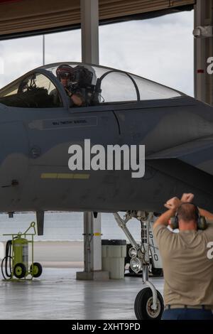 Il maggiore Timothy 'Shawshank' Boersig, pilota del 104th Fighter Wing, si prepara al decollo per il suo volo fini, il 12 luglio 2024, presso la Barnes Air National Guard base, Westfield, Massachusetts. Boersig lascerà il 104th Fighter Wing per ricevere un addestramento specializzato.(foto USAF Air National Guard di Jay Hewitt) Foto Stock