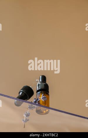 Vista ad angolo basso dell'olio essenziale di lavanda. Ambiente aromaterapico fragranza naturale per la casa olio profumeria. Olio per ingredienti vegetali selvatici. Spazio di copia isometrica Foto Stock