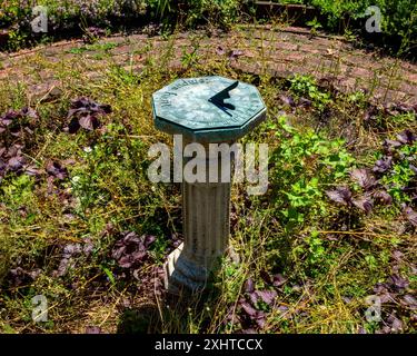 Bronx, New York - Stati Uniti - 13 luglio 2024 la meridiana di He Bartow–Pell Mansion si erge elegantemente su una colonna classica in mezzo a un lussureggiante giardino coperto, mescolando storia Foto Stock