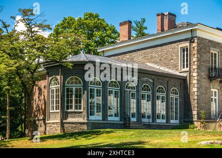 Bronx, NY - US - 13 luglio 2024 l'orangerie di Bartow–Pell Mansion all'estremità sud vanta finestre ad arco e eleganti lavori in pietra, che fondono perfettamente il loro livello Foto Stock