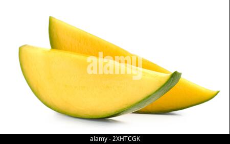 fette di mango verde fresche e mature isolate su sfondo bianco Foto Stock