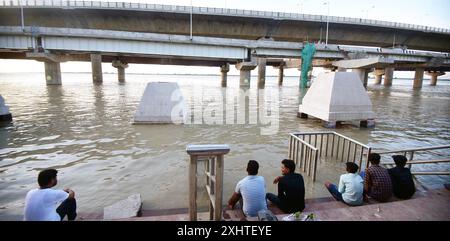 Patna, India. 15 luglio 2024. PATNA, INDIA - 15 LUGLIO 2024: Una vista dell'aumento del livello dell'acqua del fiume Ganga al NIT Ghat il 15 luglio 2015 a Patna, India. (Foto di Santosh Kumar/Hindustan Times/Sipa USA) credito: SIPA USA/Alamy Live News Foto Stock