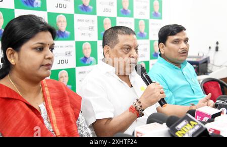 Patna, India. 15 luglio 2024. PATNA, INDIA - 15 LUGLIO: Il JDU MLC Niraj Kumar si rivolge a una conferenza stampa presso l'ufficio JDU il 15 luglio 2024 a Patna, India. (Foto di Santosh Kumar/Hindustan Times/Sipa USA) credito: SIPA USA/Alamy Live News Foto Stock