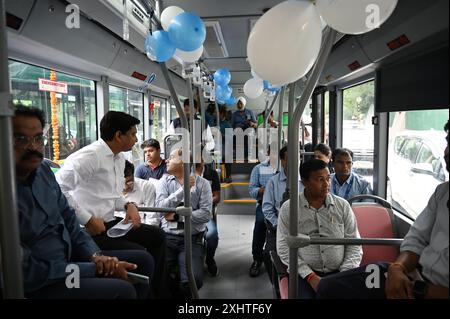 Nuova Delhi, India. 15 luglio 2024. NUOVA DELHI, INDIA - 15 LUGLIO: Gli autobus di Mohalla sono stati processati al Segretariato di Delhi, alla presenza del Ministro dei trasporti Kailash Gahlot, il 15 luglio 2024 a nuova Delhi, India. (Foto di Vipin Kumar/Hindustan Times/Sipa USA) credito: SIPA USA/Alamy Live News Foto Stock