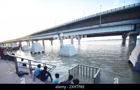 Patna, India. 15 luglio 2024. PATNA, INDIA - 15 LUGLIO 2024: Una vista dell'aumento del livello dell'acqua del fiume Ganga al NIT Ghat il 15 luglio 2015 a Patna, India. (Foto di Santosh Kumar/Hindustan Times/Sipa USA) credito: SIPA USA/Alamy Live News Foto Stock