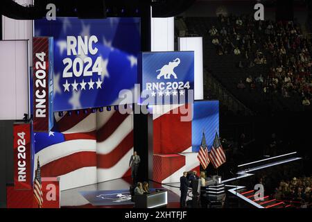 (240716) -- MILWAUKEE, 16 luglio 2024 (Xinhua) -- questa foto scattata il 15 luglio 2024 mostra una scena durante la Convention Nazionale Repubblicana del 2024 a Milwaukee, Wisconsin, Stati Uniti. L'ex presidente Donald Trump, che è stato il presunto candidato repubblicano per mesi, ha ricevuto un numero sufficiente di voti delegati lunedì per diventare ufficialmente il candidato del partito. L'ex presidente, sopravvissuto a un tentato omicidio due giorni fa, ha ottenuto la maggioranza dei voti dei delegati alla Convention Nazionale Repubblicana a Milwaukee, Wisconsin. Ha raggiunto la soglia richiesta con i voti da FL Foto Stock