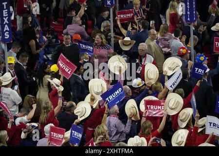 (240716) -- MILWAUKEE, 16 luglio 2024 (Xinhua) -- questa foto scattata il 15 luglio 2024 mostra una scena durante la Convention Nazionale Repubblicana del 2024 a Milwaukee, Wisconsin, Stati Uniti. L'ex presidente Donald Trump, che è stato il presunto candidato repubblicano per mesi, ha ricevuto un numero sufficiente di voti delegati lunedì per diventare ufficialmente il candidato del partito. L'ex presidente, sopravvissuto a un tentato omicidio due giorni fa, ha ottenuto la maggioranza dei voti dei delegati alla Convention Nazionale Repubblicana a Milwaukee, Wisconsin. Ha raggiunto la soglia richiesta con i voti da FL Foto Stock