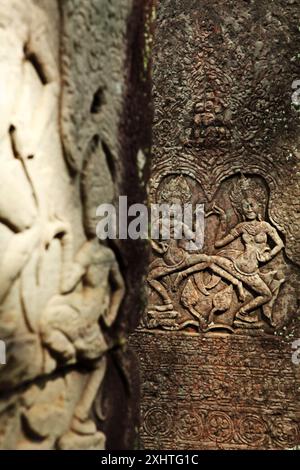 Rilievi di figure apsara scolpiti su un pilastro al tempio Bayon in Angkor Thom, Siem Reap, Cambogia. Foto Stock