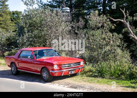 Modello 1965 di auto sportiva Ford Mustang berlina rossa parcheggiata a Palm Beach, Sydney, NSW, Australia Foto Stock