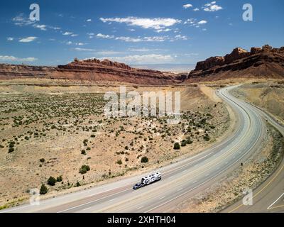 Ralla in camper sull'interstate 70 tra il suggestivo paesaggio roccioso desertico della San Rafael Swell nello Utah Foto Stock