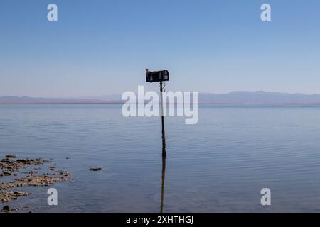 Una cassetta postale solitaria si trova nelle acque del Mare di Salton, nella California meridionale. Alla spiaggia abbandonata di Bombay. Foto di alta qualità Foto Stock