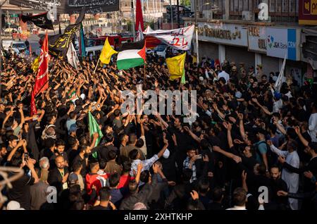 I musulmani sciiti del Kashmir gridano slogan filo-palestinesi durante una processione dell'ottavo giorno di Muharram. Per il secondo anno consecutivo, l'amministrazione Jammu e Kashmir permise all'ottava processione Muharram di procedere dal Guru Bazar a Dalgate a Srinagar. Nonostante un divieto di lunga data, i musulmani sciiti avevano continuato a tenere processioni sull'ottavo e decimo Muharram lungo queste rotte, spesso affrontando azioni di polizia. La processione di quest'anno ha segnato una significativa e pacifica commemorazione del martirio Hazrat Imam Hussainís (AS), attirando migliaia di lutti. La processione, bandita per oltre tre dieci anni Foto Stock