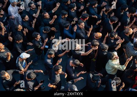 I musulmani sciiti del Kashmir, che hanno bandiere religiose, hanno battuto il loro petto mentre camminano durante una processione di Muharram l'ottavo giorno di Muharram. Per il secondo anno consecutivo, l'amministrazione Jammu e Kashmir permise all'ottava processione Muharram di procedere dal Guru Bazar a Dalgate a Srinagar. Nonostante un divieto di lunga data, i musulmani sciiti avevano continuato a tenere processioni sull'ottavo e decimo Muharram lungo queste rotte, spesso affrontando azioni di polizia. La processione di quest'anno ha segnato una significativa e pacifica commemorazione del martirio Hazrat Imam Hussainís (AS), attirando migliaia di lutti. Foto Stock