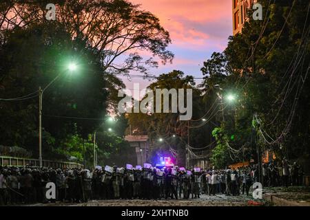 Dacca, Bangladesh. 15 luglio 2024. La polizia antisommossa del Bangladesh prende posizione di fronte a Shahidullah Hall, durante gli scontri tra manifestanti anti anti-quota e studenti che sostengono il partito al governo della Lega Awami. Gli studenti rivali in Bangladesh si sono scontrati lunedì lasciando almeno 100 feriti, come hanno detto i manifestanti che si opponevano alle quote per gli ambiti lavori governativi contro i manifestanti fedeli al partito al governo. Credito: SOPA Images Limited/Alamy Live News Foto Stock