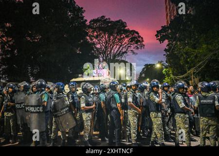 Dacca, Bangladesh. 15 luglio 2024. La polizia antisommossa del Bangladesh prende posizione di fronte a Shahidullah Hall, durante gli scontri tra manifestanti anti anti-quota e studenti che sostengono il partito al governo della Lega Awami. Gli studenti rivali in Bangladesh si sono scontrati lunedì lasciando almeno 100 feriti, come hanno detto i manifestanti che si opponevano alle quote per gli ambiti lavori governativi contro i manifestanti fedeli al partito al governo. Credito: SOPA Images Limited/Alamy Live News Foto Stock