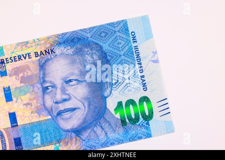 Ritratto Nelson Rolihlahla Mandela proviene dal Sud Africa 100 rand è valuta nazionale la Banca nazionale del Sud Africa emette banconote vista frontale Foto Stock