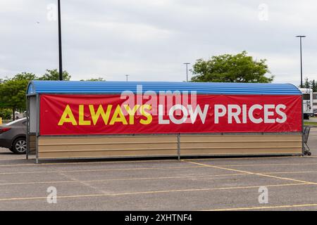 Kanata, Canada - 2 giugno 2024: Insegna a prezzi sempre bassi presso il deposito del carrello al Walmart Supercenter. Parcheggio per grandi magazzini. Foto Stock