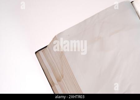 vecchio libro aperto con pagine vuote Foto Stock