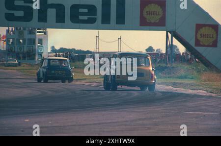 Gordon Spice Britax Mini Cooper seguendo l'autodromo Croft di Barrie Williams Morris Mini Cooper. British Saloon Car Championship 1969. Foto Stock