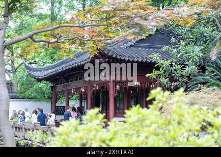Shanghai, Cina - 06 giugno 2024: Un tradizionale padiglione cinese annidato nel verde lussureggiante del Giardino Yu, Shanghai, Cina. La struttura è intr Foto Stock