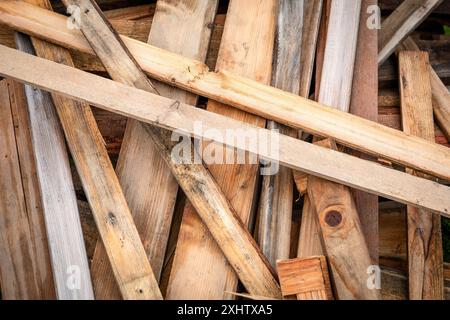 Pannelli in legno per costruzioni, eccedenze e rifiuti. Foto Stock