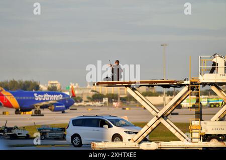 FORT LAUDERDALE, Florida - 7 DICEMBRE: Il presidente DEGLI STATI UNITI Donald Trump e il segretario degli Stati Uniti per l'edilizia abitativa e lo sviluppo urbano Ben Carson deplanarono dall'Air Force One all'aeroporto internazionale di Fort Lauderdale-Hollywood il 7 dicembre 2019 a Fort Lauderdale, Florida. Persone: Atmosfera credito: Storms Media Group/Alamy Live News Foto Stock