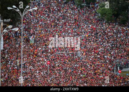 Madrid, Spagna. 15 luglio 2024. Migliaia di persone con bandiere spagnole, durante la celebrazione del titolo di campione europeo della squadra di calcio spagnola in Plaza de la Cibeles. La squadra di calcio spagnola è stata proclamata campione europeo, dopo aver battuto la squadra inglese nel torneo di calcio Euro 2024 a Berlino, in Germania, il 14 luglio 2024. Credito: SOPA Images Limited/Alamy Live News Foto Stock