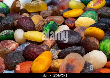 Ciottoli di pietre multicolore. ci sono molte pietre colorate sullo sfondo Foto Stock