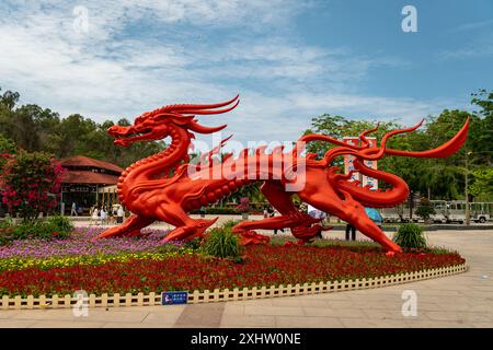 Sanya, Cina - 17 maggio 2024: Il drago rosso sul territorio del parco culturale buddista Nanshan, il simbolo nazionale della Cina Foto Stock