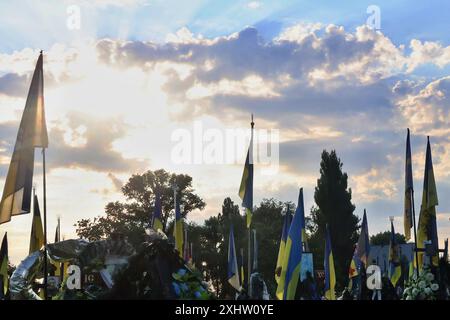 Kiev, Ucraina. 15 luglio 2024. Bandiere ucraine battono bandiera sulle tombe dei soldati ucraini nel cimitero di Kiev. Decine di soldati dell'esercito ucraino morti in battaglie contro la Russia sono sepolti nel vicolo dei soldati del cimitero. (Foto di Aleksandr Gusev/SOPA Images/Sipa USA) credito: SIPA USA/Alamy Live News Foto Stock