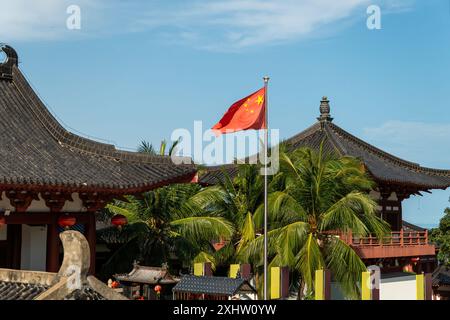 Una bandiera sta sventolando su un tempio buddista. Nanshan Cultural Tourism zone. Sanya. Isola di Hainan Foto Stock