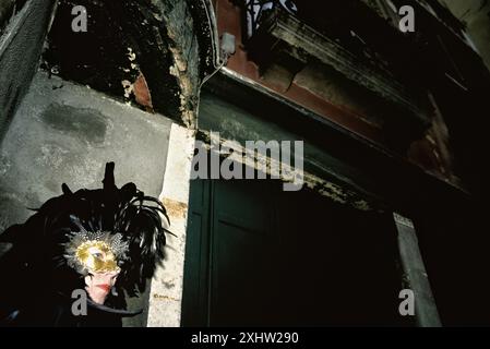 Donna che indossa una maschera veneziana, Venezia, Italia Foto Stock