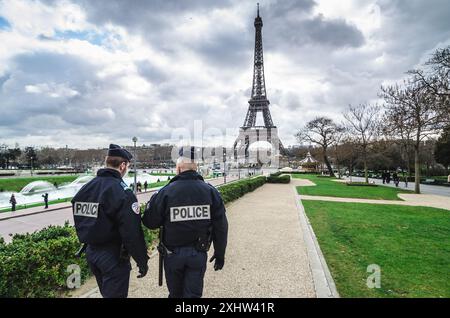 Parigi, agenti di sicurezza di Parigi sorvegliano la Torre Eiffel Foto Stock