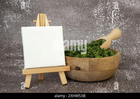 Adattogeni di prezzemolo verde fresco essiccato con mockup modello di spazio vuoto per copia bianca. Erboristeria mangiare sano. Cibo prebiotico superfood. Erbe biologiche coltivate in casa sostenibili Foto Stock